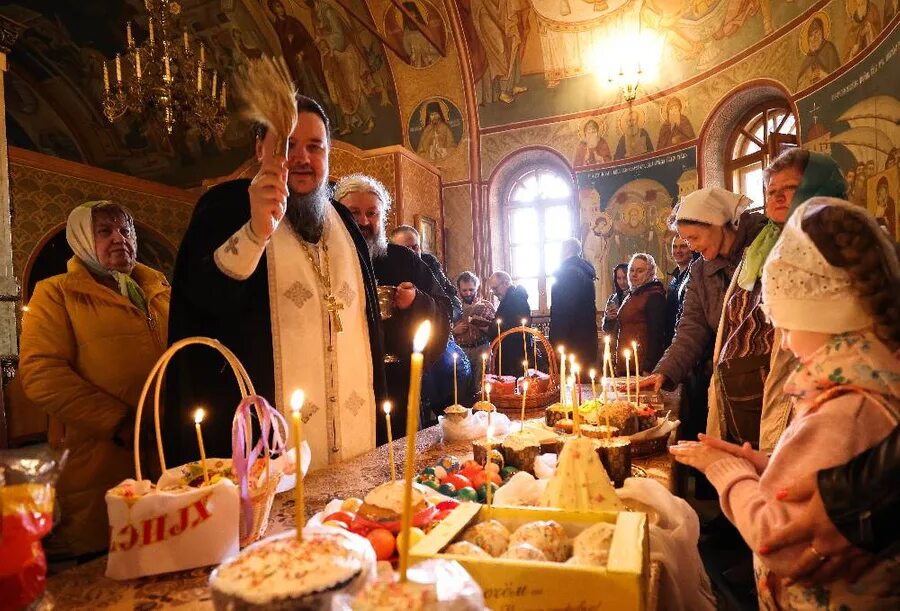 Храм 12 апостолов в Ховрино освящение куличей. Кулич в церкви. Освещатькуличи в церкви. Освящение куличей. Дни перед пасхой 2023