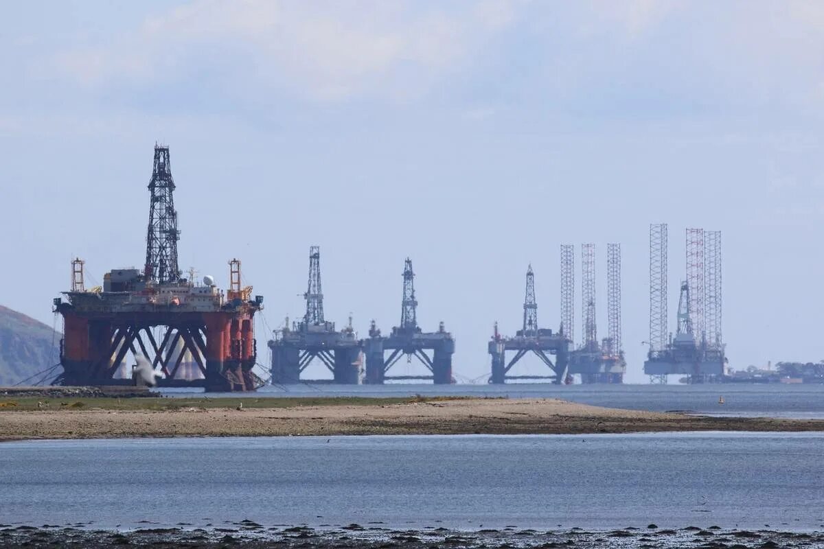 Добыча углеводородного сырья. Нефтяная вышка. нефтяные вышки в россии. нефтяная вышка в море. добыча нефти.