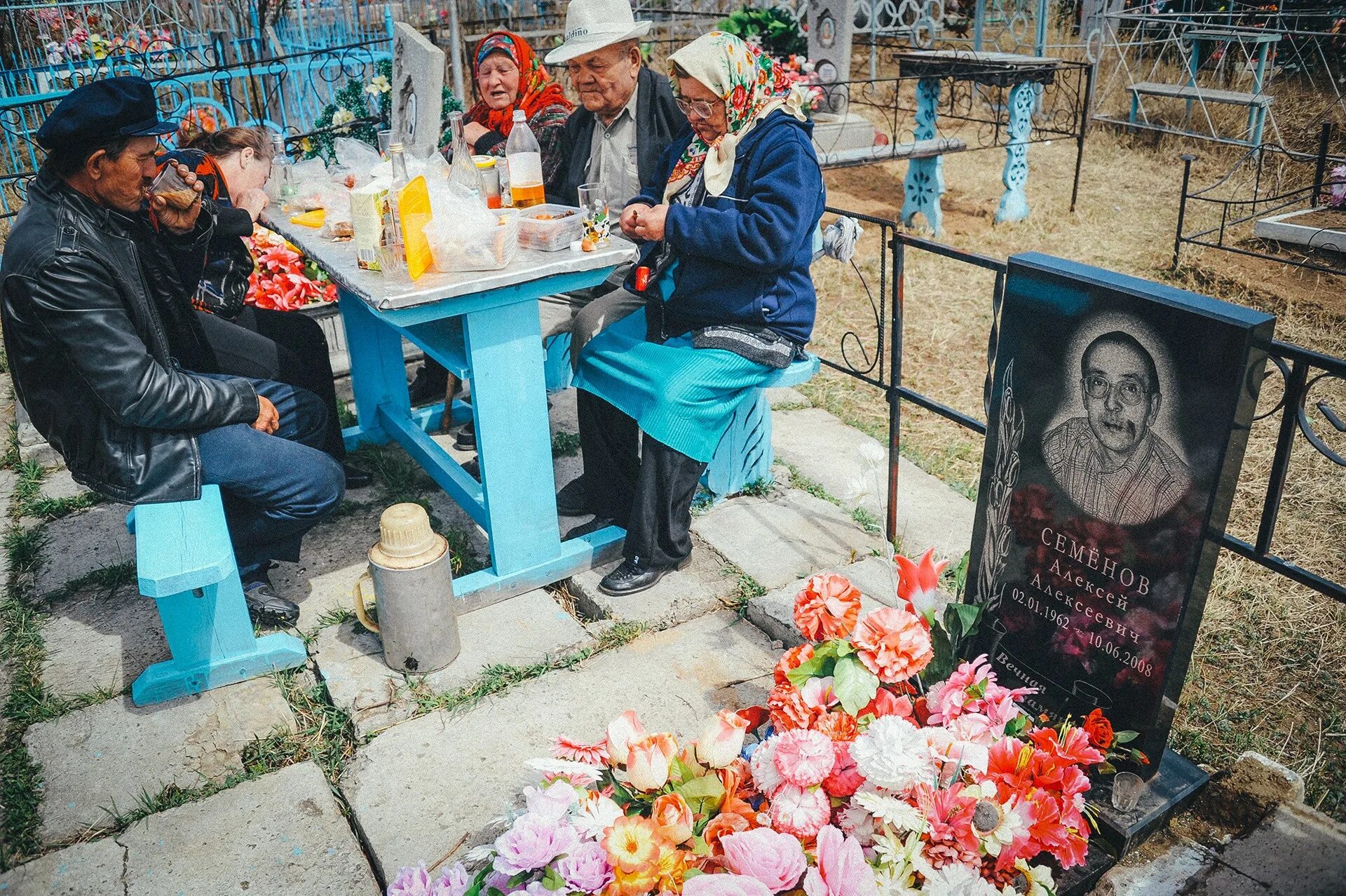 На могилу приходят умершие. Родительский день на кладбище. Застолье на кладбище. Поминки на кладбище. Поминки на кладбище на Пасху.