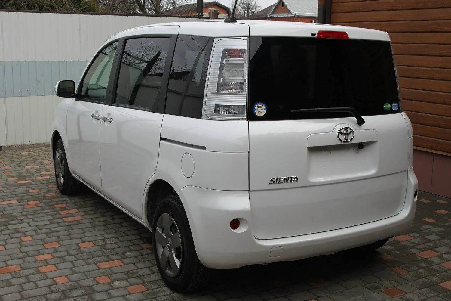 Иркутска тойота сиента. Toyota sienta i рестайлинг 2. тойота сиента 1 поколение. тойота сиента гибрид. тойота сиента 2009 года.