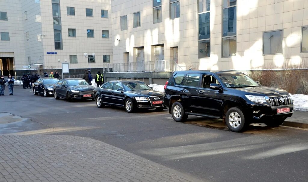 Машина посол. Автомобили посольства США В Москве. Машины дипломатов. Автомобиль посла. Автомобиль дипломата.