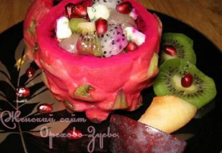 Салат драконий глаз. Салат дракон. Салат с питахайей. Что такое драгон фрукт питахайя. Клубника питайя.