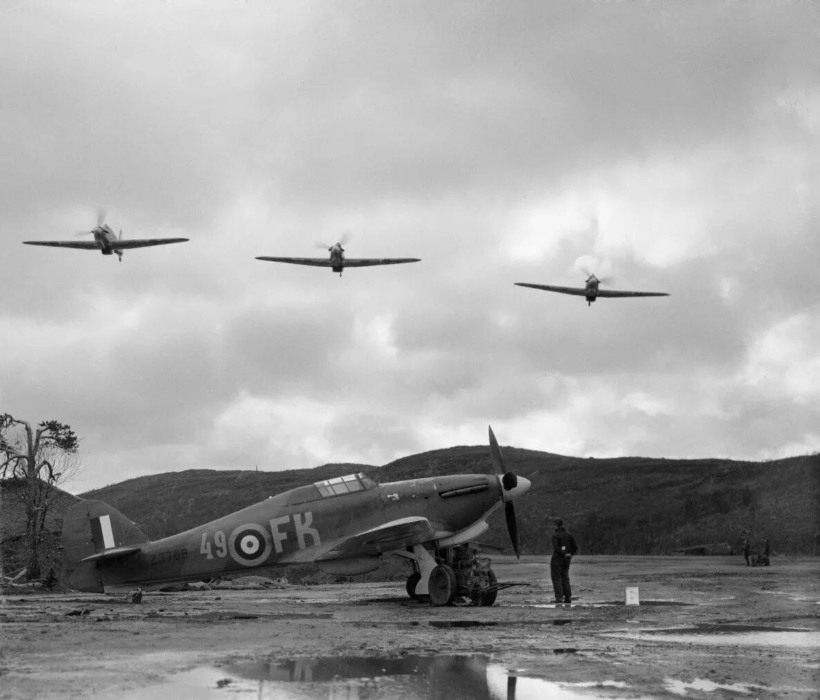 аэродром в годы войны. разбомбленные самолеты на аэродроме в 1941. аэродром люфтваффе 22 июня 1941. аэродромы 1941 года.