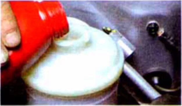 какая жидкость в цилиндре сцепления