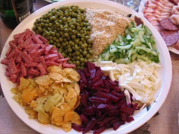 Кучками салаты фото. Салат кучками с чипсами и корейской. Салат кучками. Кучками салаты фото. Салат огни парижа с чипсами.