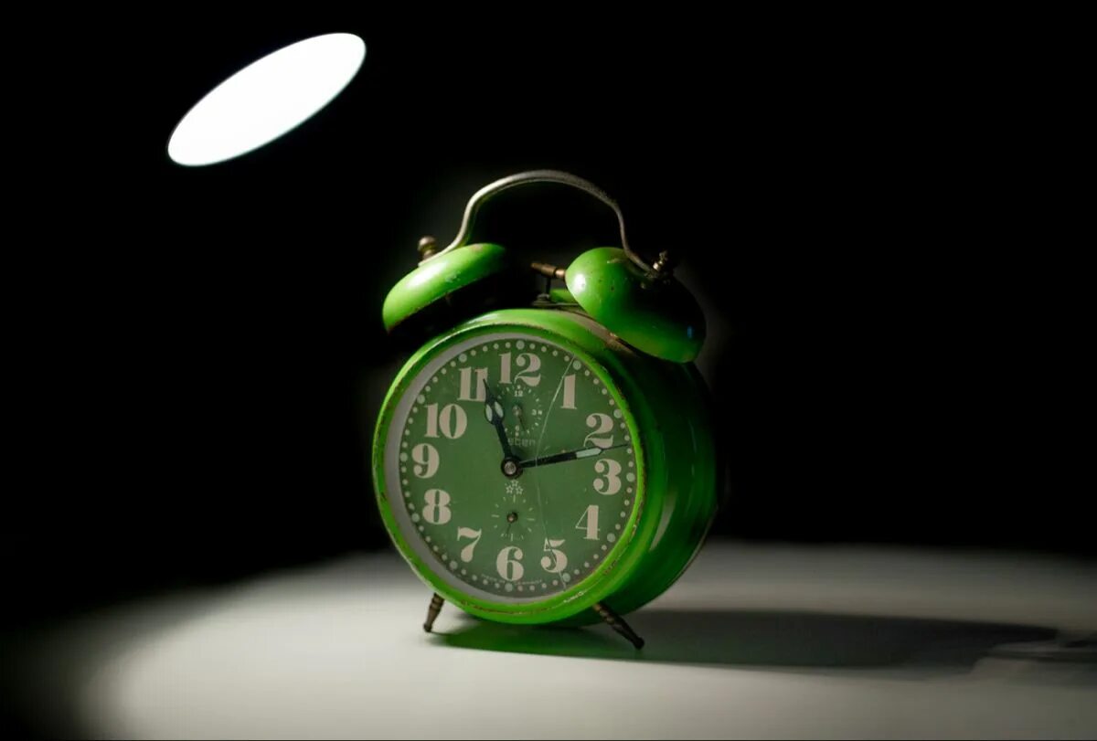 Будильник на зеленом фоне. Часы тревога. Будильник фото. Зеленый будильник. Время - деньги.