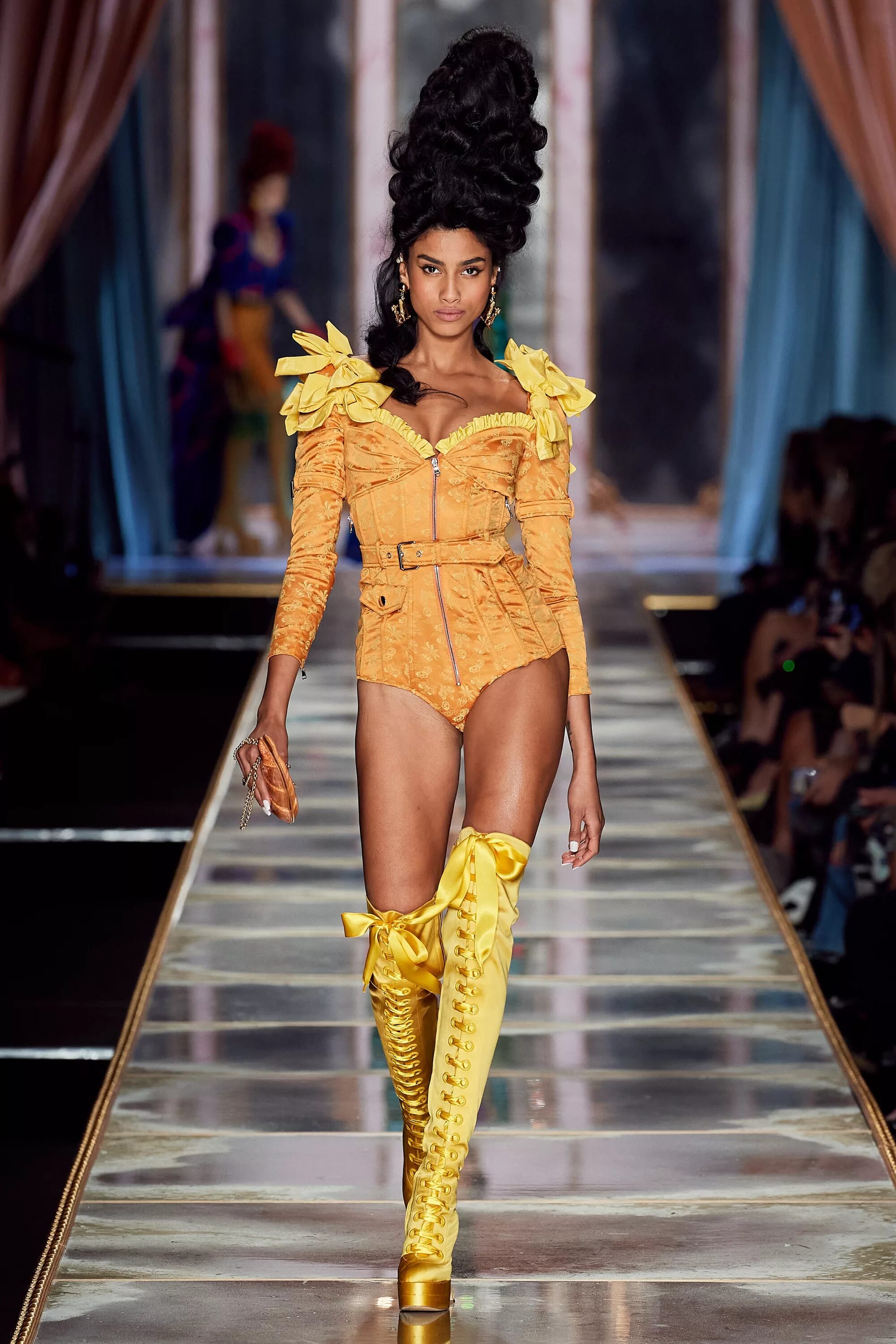 Показы мод осень зима 2025 2025. Moschino fw 2025. moschino 2025 2025. коллекция осень зима 2025-2025 москино. москино коллекция 2025 зима.