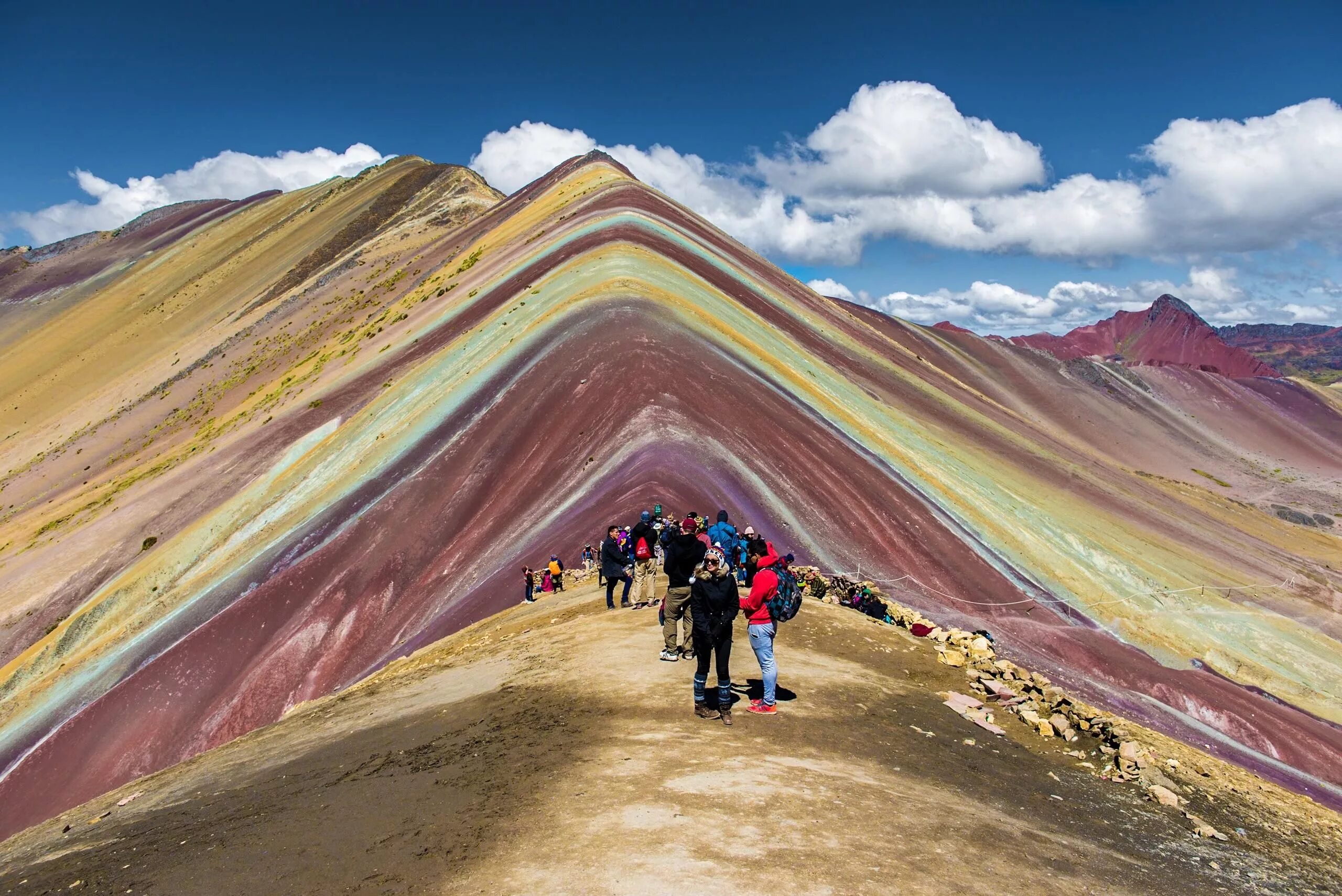 Цветной сша. Гора Виникунка в Перу. Виникунка и радужные горы. Мачу Пикчу радужные горы. Радужная гора Виникунка Перу.