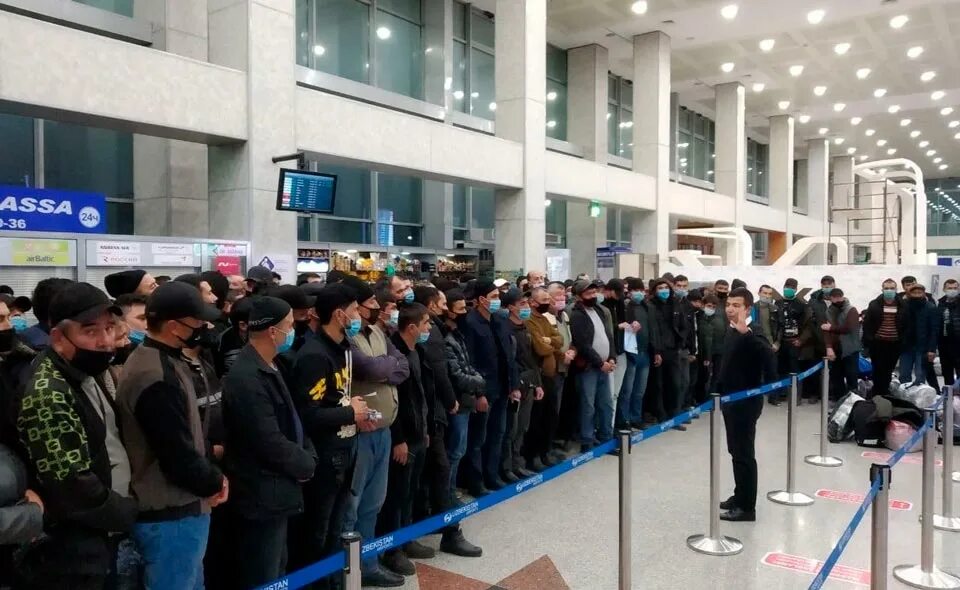 Мигранты на стройке москва. Трудовые мигранты. Трудовые мигранты. Мигрантов хватает. Мигрантов хватает.