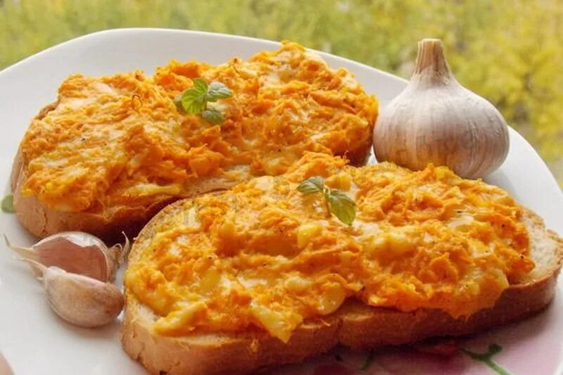 Морковка яйцо чеснок. Бутерброд с морковью и сыром. бутерброд с морковью и сыром с чесноком. горячие бутерброды с морковью, сыром и чесноком. горячие бутерброды с сыром и чесноком.