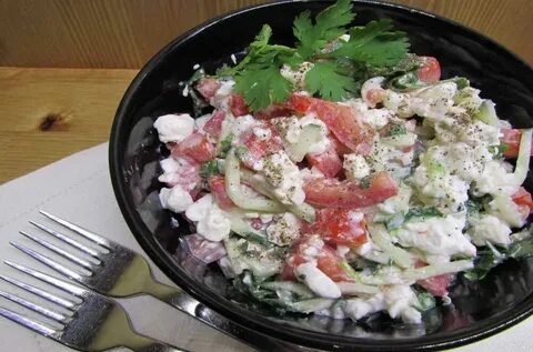 Салат с творожным сыром и помидорами