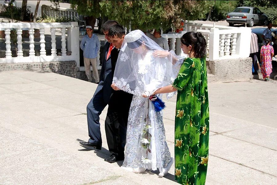 Таджикистан свадьба традиции. Таджикская свадьба. Таджикская свадьба обычаи и традиции. Таджикская свадьба жених и невеста.
