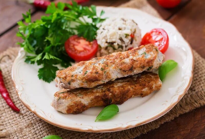 Рецепт сочного люля. Куриный люля-кебаб в духовке. люля кебаб с рисом. люля кебаб индейка. люля из курицы.