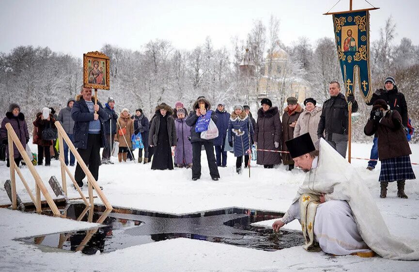 Крещение в каком городе. Купание на крещение. крещение прорубь. крещение господне. празднование крещения.