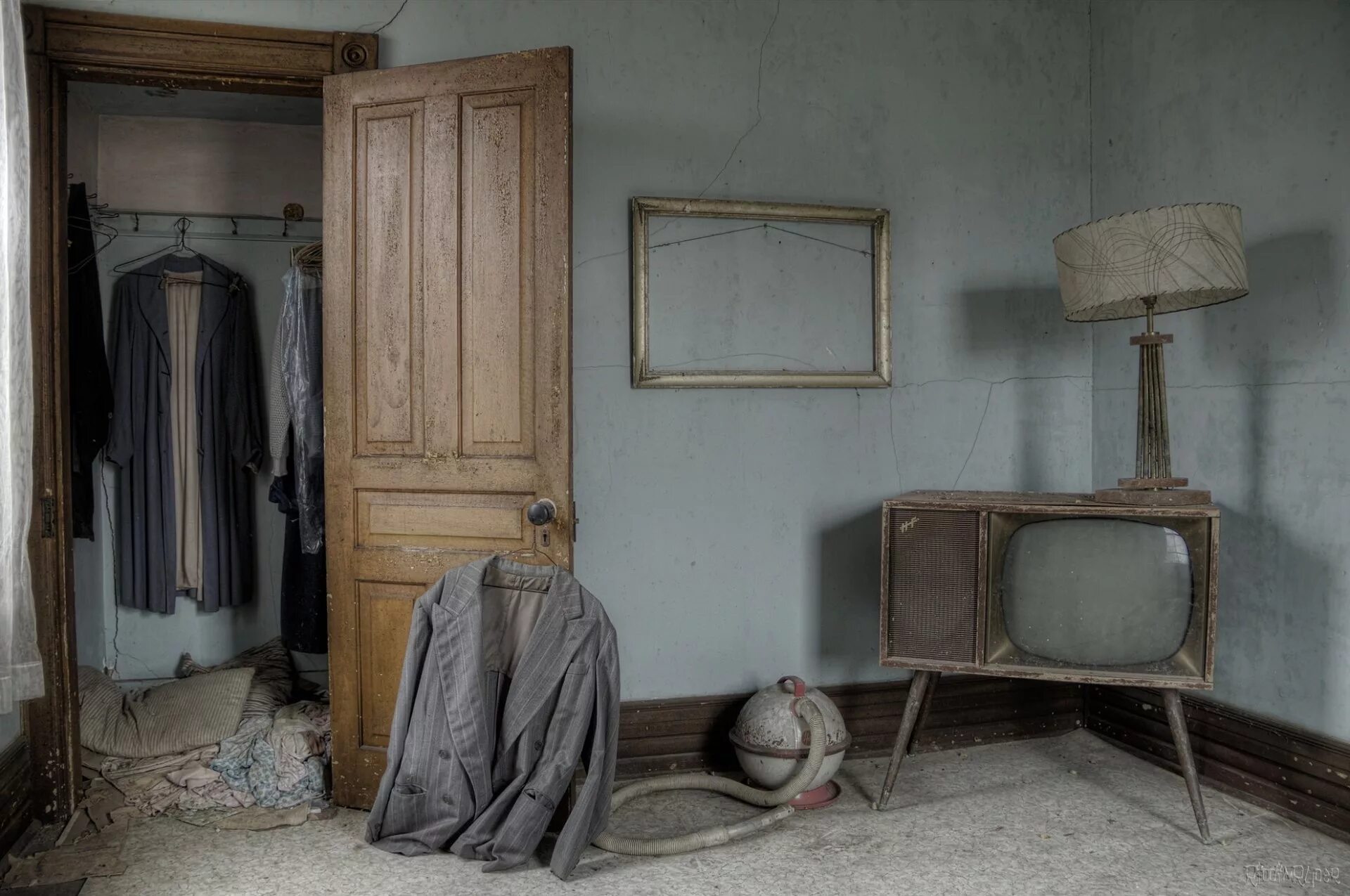 старая квартира. ужасная квартира. заброшенная квартира. старая комната. кровать в старой квартире.