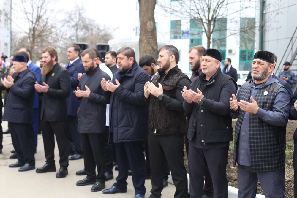 Ураза в чечне. Чеченцы фото. Грозный город. Мэр города шали Чеченской Республики. Чеченки 2023.