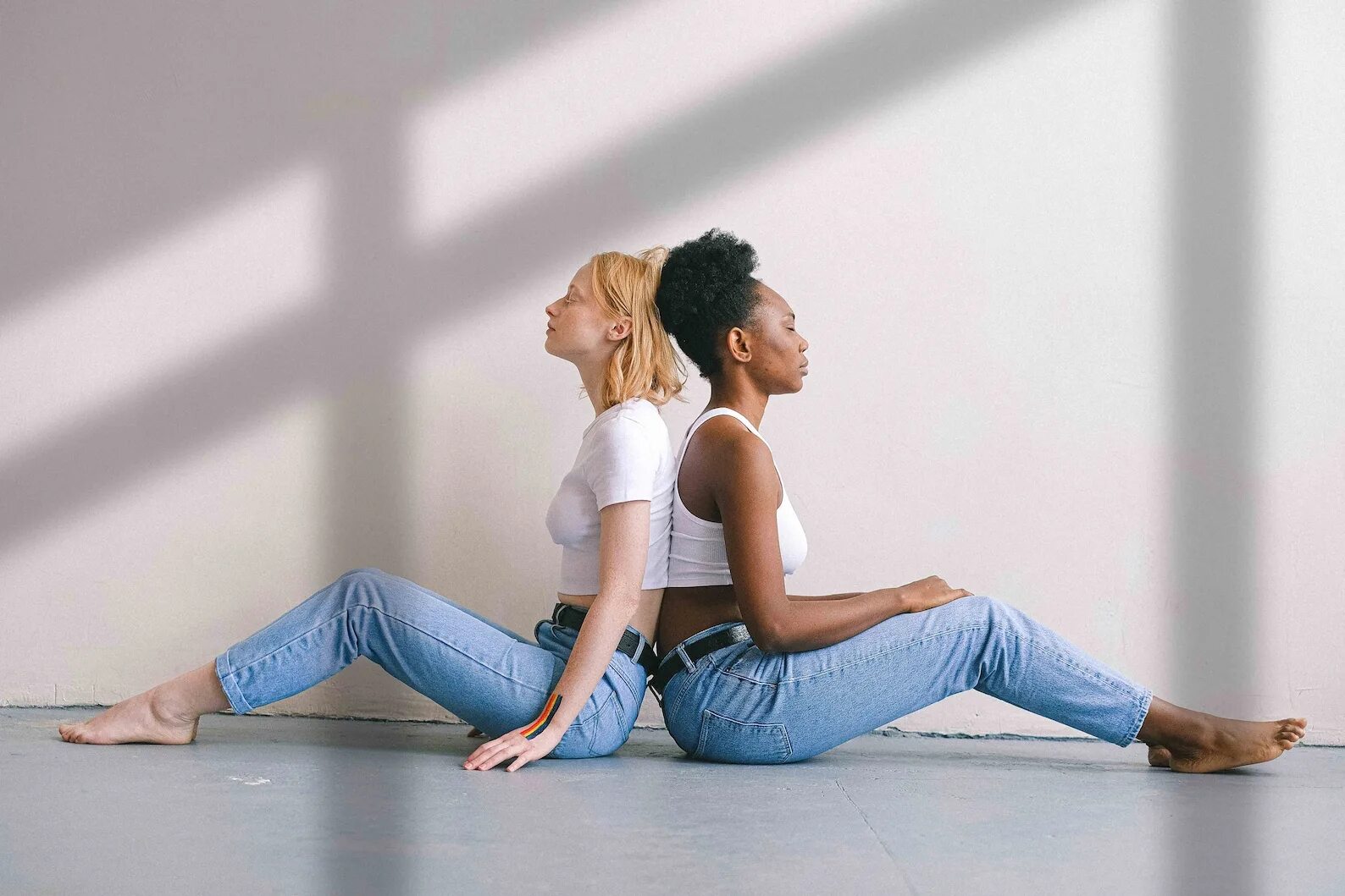 Красивые подруги. Две девушки спиной к спине. Две девушки спина к спине. Девушки спиной друг к другу. Две девушки спиной к спине.