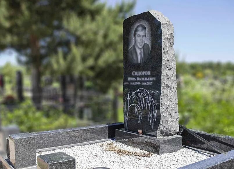 Цоколь мансуровский гранит на кладбище. Памятники на могилу скала глыба. Памятник на могилу "скала из гранита"красноярск. Памятник скала из гранита на могилу. Памятник скала из гранита на могилу.