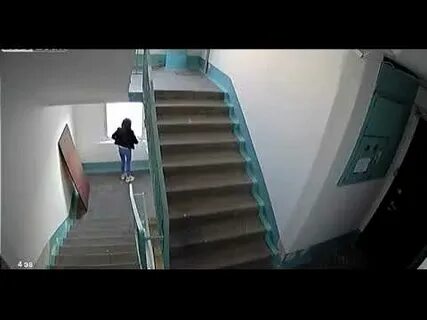 Видео писающих в подъезде