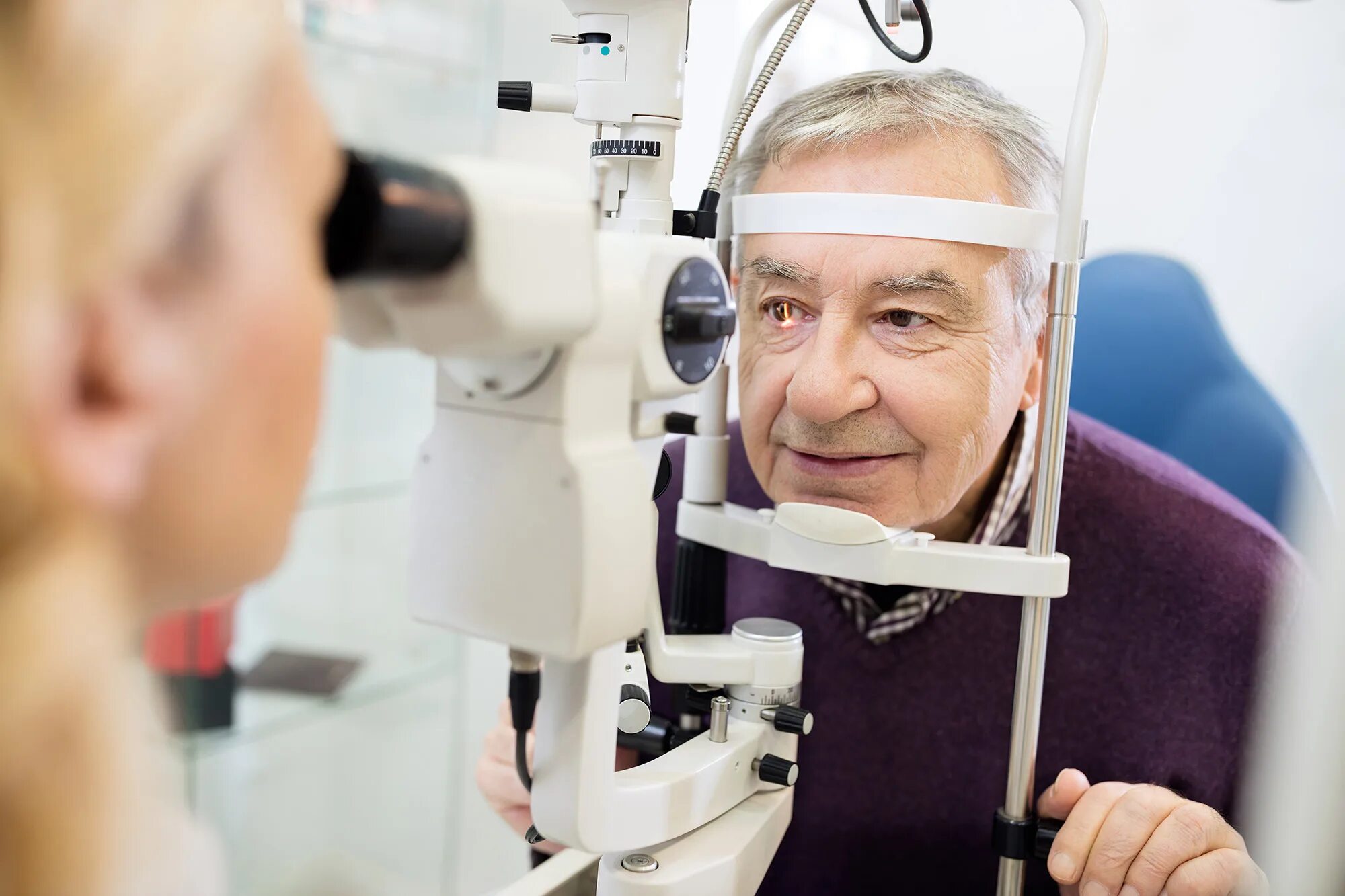 Глаз окулист. Пожилой человек у офтальмолога. Катаракта офтальмология. Мыть голову после операции катаракты