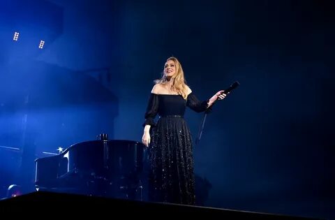 Adele Returned to the Stage in Glamorous Style.