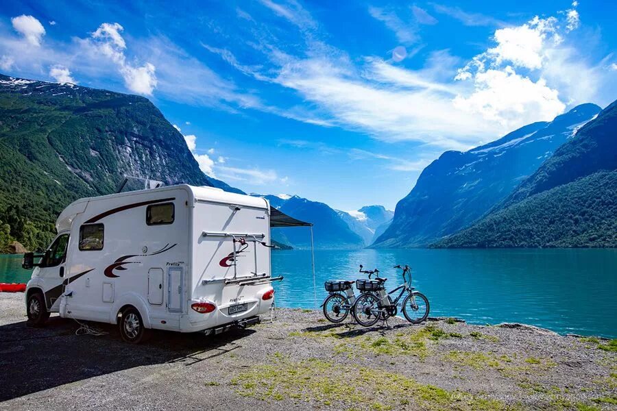 Camper автодом. Тур дома на колесах. Люди в транспорте. Караванинг в норвегии. Автодом в норвегии.