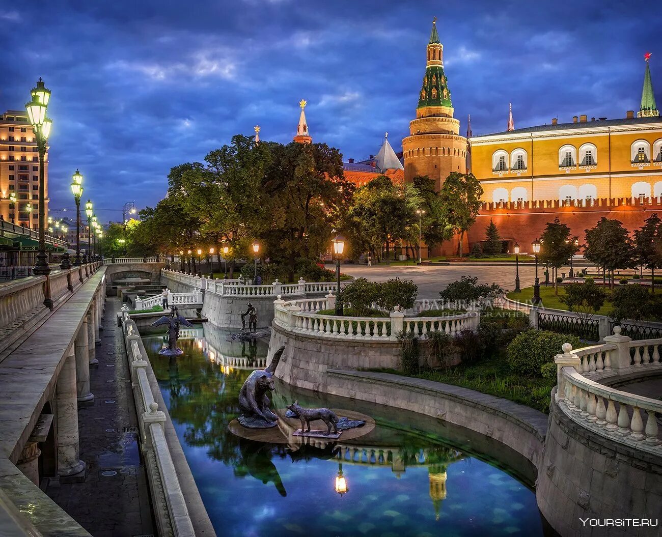 Красивые места город москва. Александровский сад Москва. Александровский сад Москва панорама. Александровский сад Москва Зарядье. Александровский парк Москва.