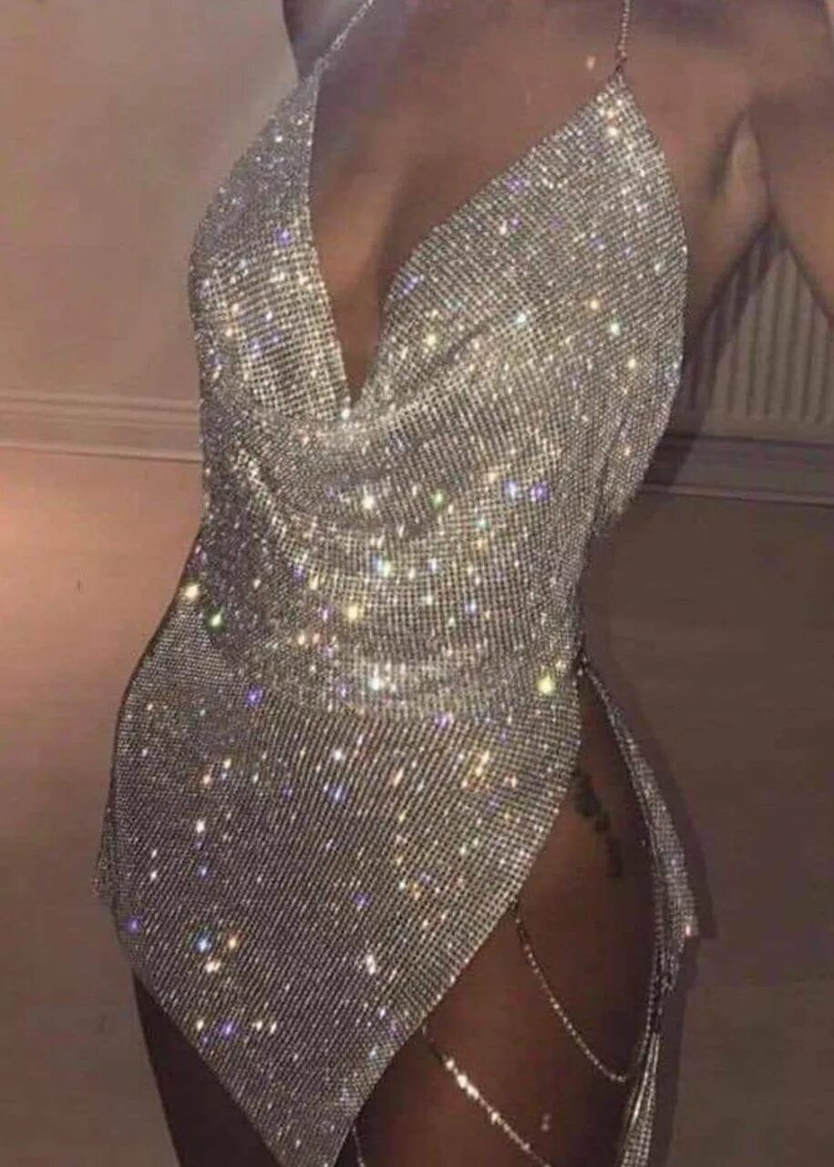 Блестящее платье. Девушки в блестящих платьях. Блестящее платье на выпускной. Блестящие платья. Шикарное блестящее платье.