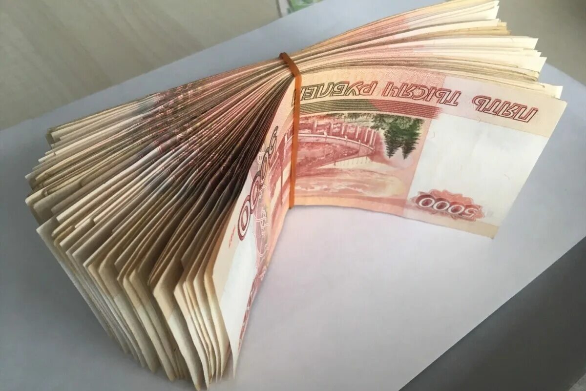 600 Тыс рублей. Тысяча 600 в рублях наличными. Денег 600 тысяч рублей. Пачка денег рубли.