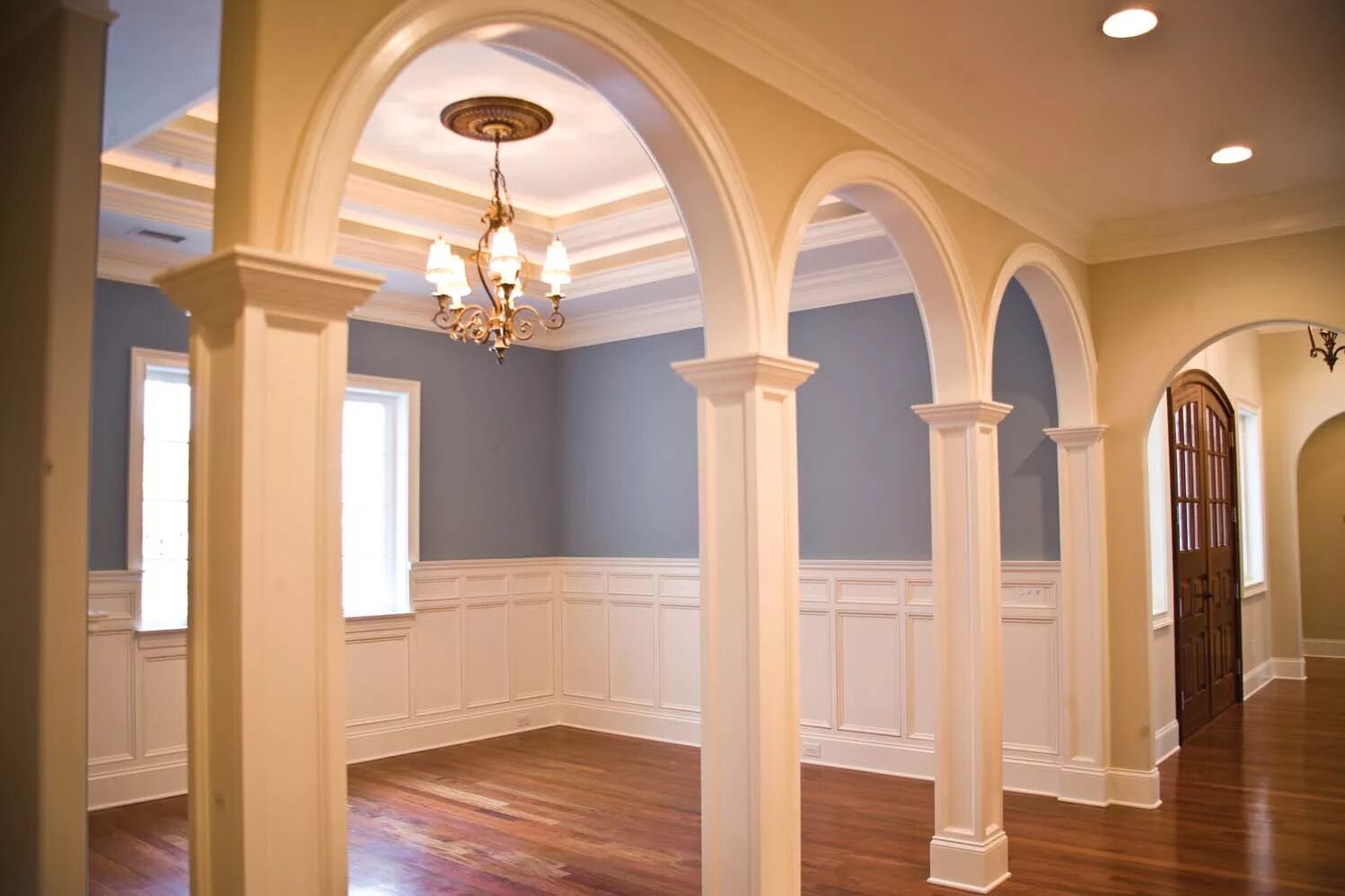 Арку в стене в доме. Декоративная арка в квартире. Отделка арки декоративным камнем. Декоративная колонна для интерьера. Арка из гипсокартона.