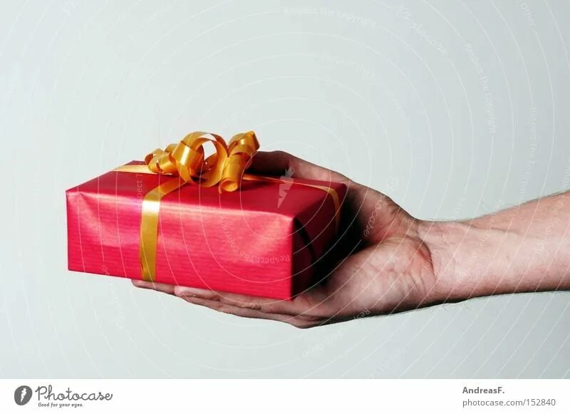 Подарок донат. Schenken картинка. Собираю донат на подарок маме. Sweet present. Presenting Gift hand.