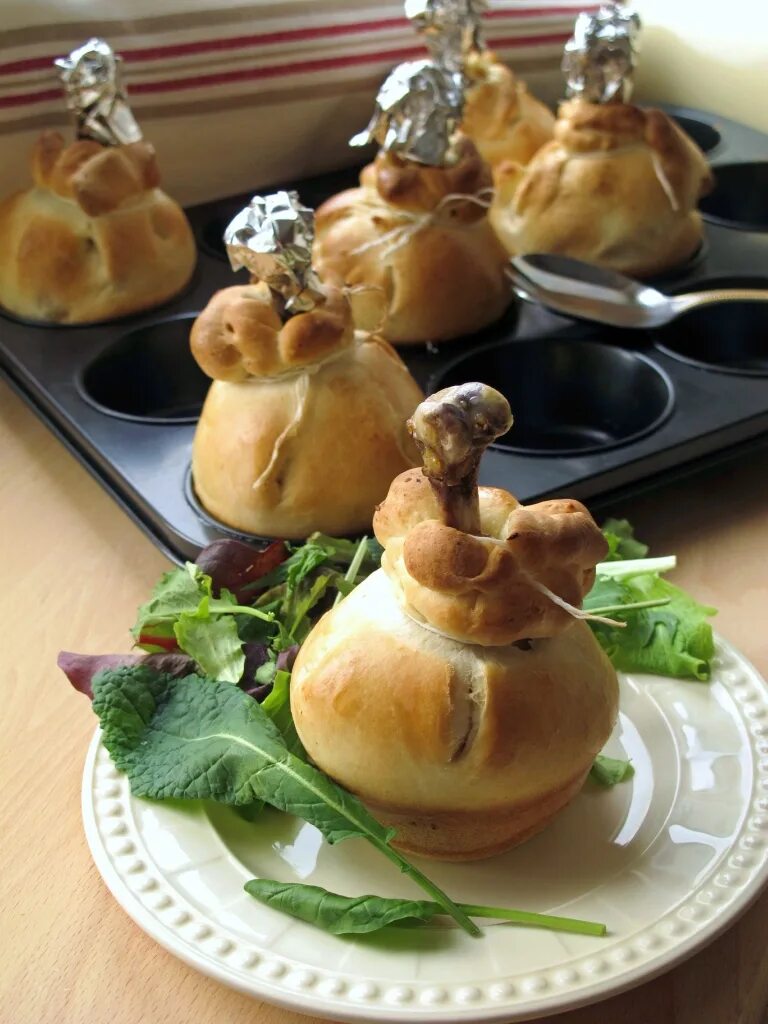 Куриные мешочки в тесте. Куриные мешочки в тесте. Запеченные куриные ножки в тесте. Ножка в слоеном тесте. Ножка в мешочке из слоеного теста.