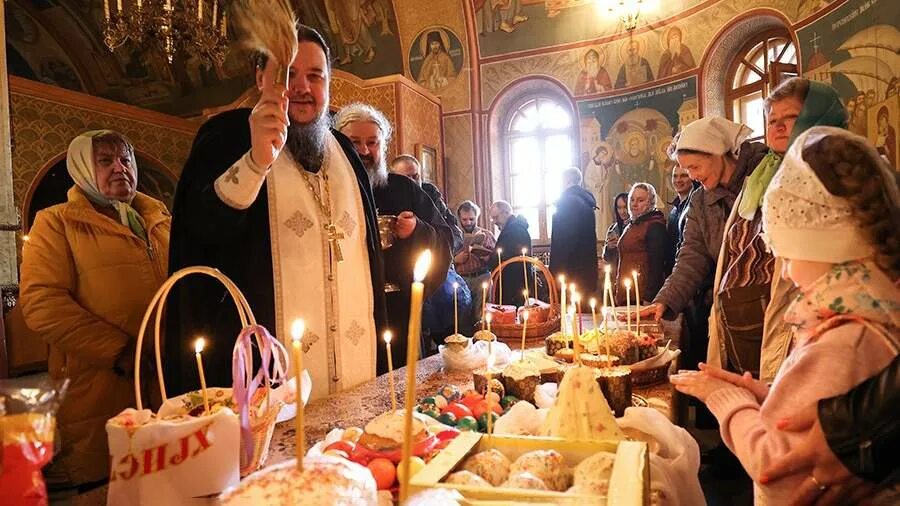 Храм 12 апостолов в Ховрино освящение куличей. Кулич в церкви. Освещатькуличи в церкви. Освящение куличей.