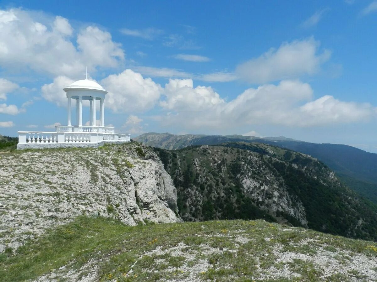 Ялтенский. Крымский национальный заповедник Алушта. Алуштинский Крымский заповедник. Крымский национальный парк Алушта беседка ветров. Беседка ветров Алушта.