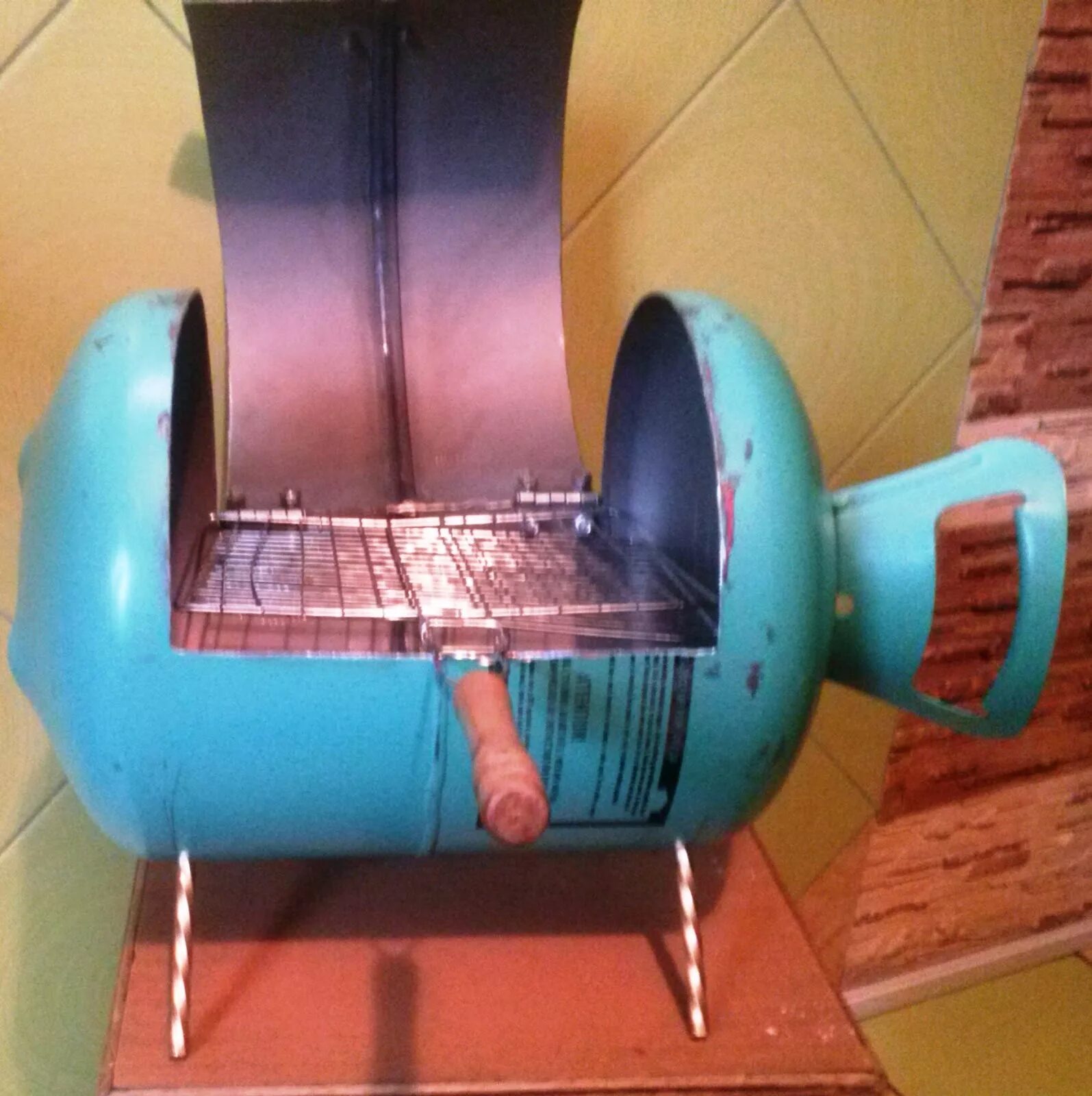 урна миньон из фреонового баллона. баллон из под фреона. робот из фреоновых баллонов. коптильня из фреонового баллона.