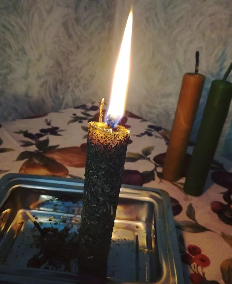 Свечи в храме. Можно ли дома жечь церковные свечи. Горение церковной свечи. 13 свечей. Что слепить из воска.