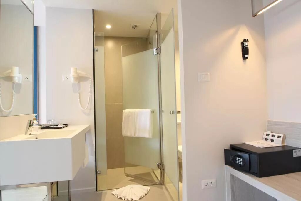 Ibis styles phuket city. Ibis styles phuket city 3*. отель ибис и памококо на пхукете. ibis styles phuket city 3* (phuket-city).