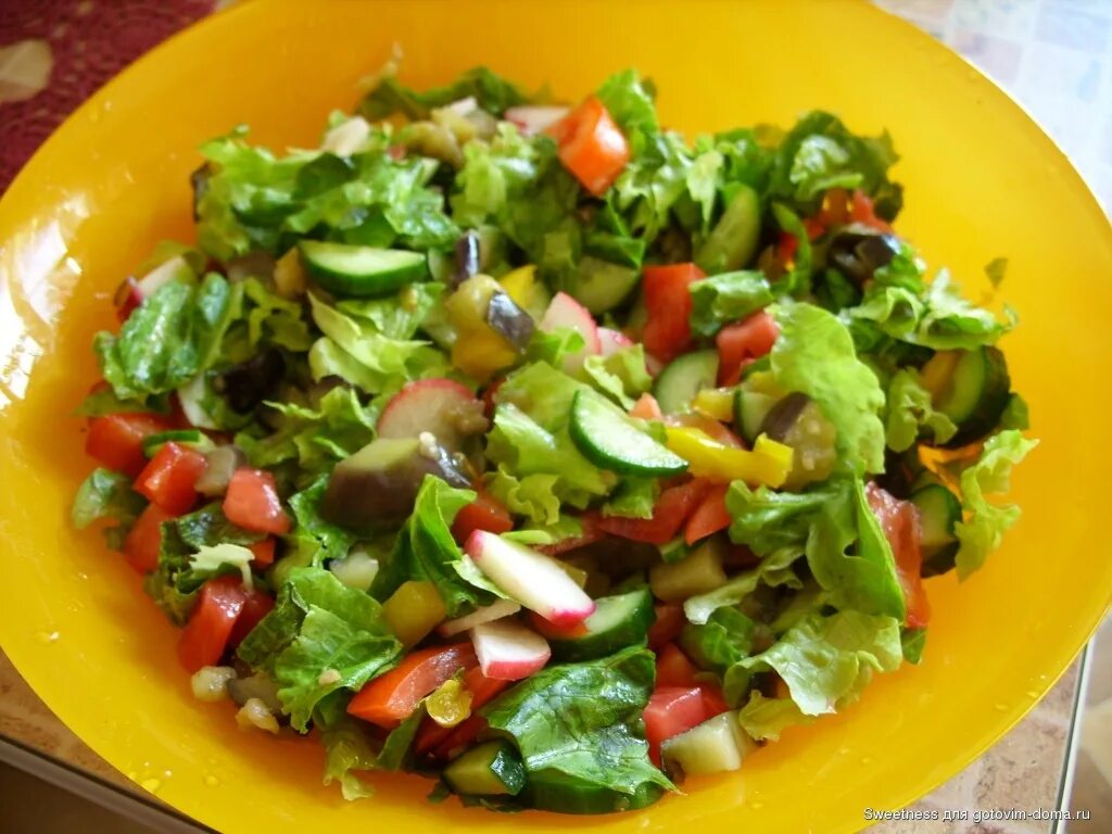 Летние салаты. Летний салат Ингредиенты. Овощной салат без заправки. Салат летний калорийность.