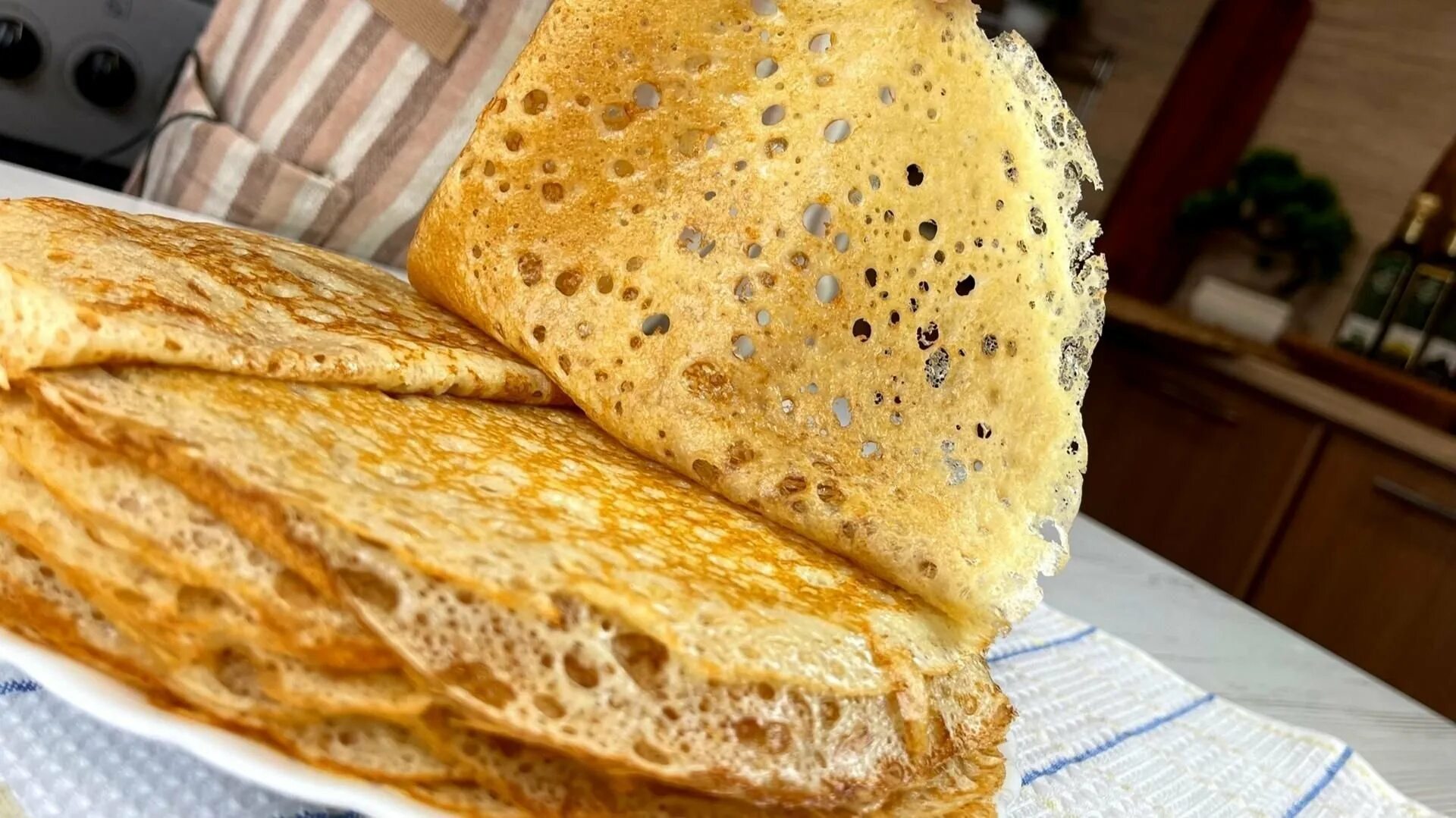 Блины на молоке. Блинчики на дрожжах и молоке. Кухня наизнанку блины на дрожжах. Кухня наизнанку блины на дрожжах. Блинчики.