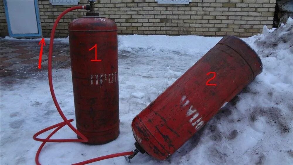 Обмерзает пропановый баллон. Пропановый баллон на улице зимой. Иней на газовом баллоне. Переживет ли газовый баллон мороз. Газовый баллон покрылся инеем.