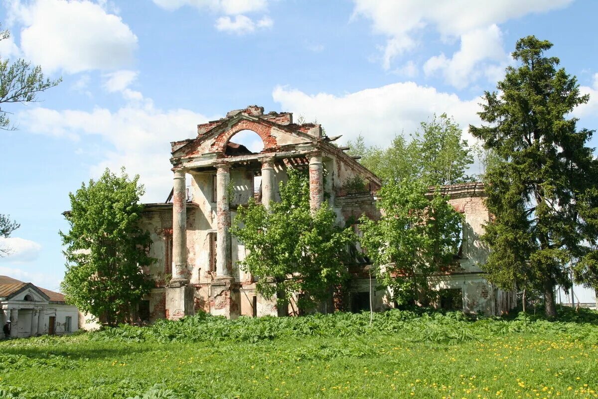 Бывшая усадьба в деревне. Усадьба медведки Сусанинский район. Усадьба медведки Костромская область. Усадьба Неверово Костромская область. Усадьба Скрипицыных в Костромской области.