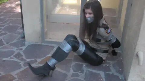 Policewoman tied up and gagged - le-galopin.paris.