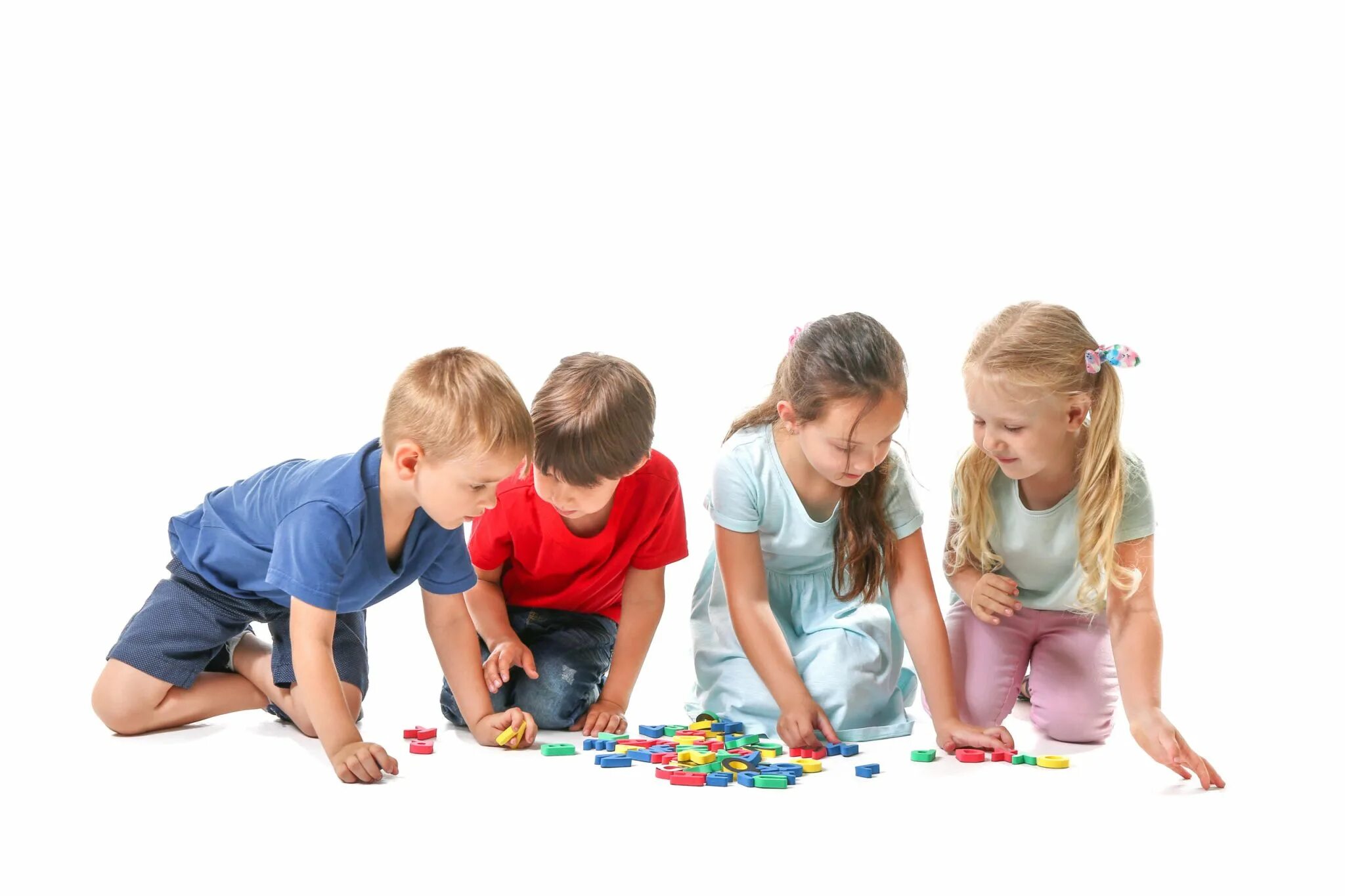 Children like to take. Дети играют с буквами на белом фоне. Дети играющие на яркой площадке. Children with Letters. Kid White background.
