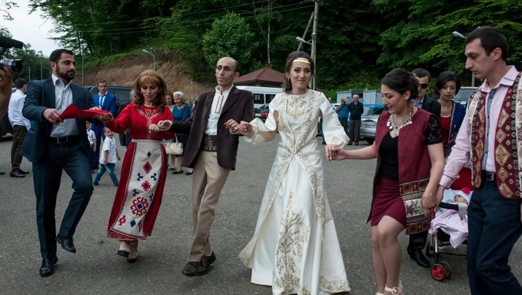 Бегларян попурри. Артак бегларян. артак бегларян арцах. свадьба в армении на 1700 человек. артак бегларян с женой.