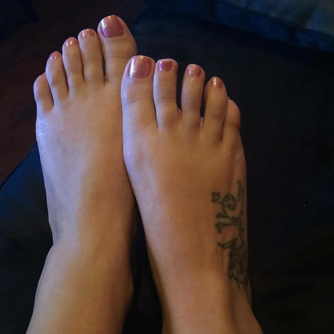Тату на пальцах ног у девушек. Тату на пальцах ног. Caroline pierce feet photos. Кэролайн пирс лижет ножки. Кэролайн пирс лижет сапоги.