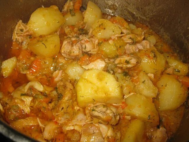 Картошка с филе в кастрюле. Тушёная картошка с курицей. картошка тушеная с окорочком. тушёная картошка с курицей в кастрюле. тушеная курица с картошкой и подливкой.