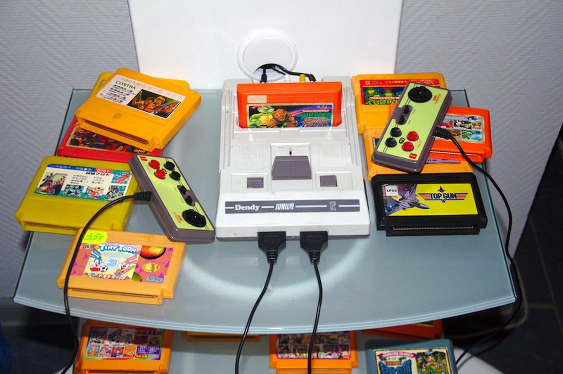 Мальчик играет в денди. Денди 1993. Телевизионные приставки 90 х. Дети денди. Игровая приставка денди 2000.