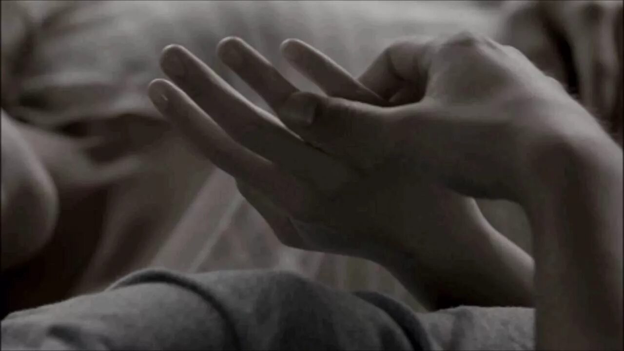 Поглаживание рук. Поглаживание рук. Прикосновение рук. Парень гладит руку девушке. Мужские руки на женской спине.