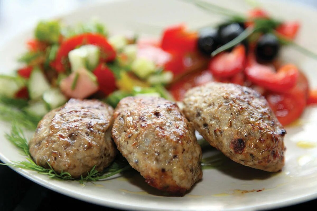 Биточки паровые. Котлеты рубленые телячьи паровые. Шоколадница детское меню. Кнели паровые. Котлета куриная паровая.