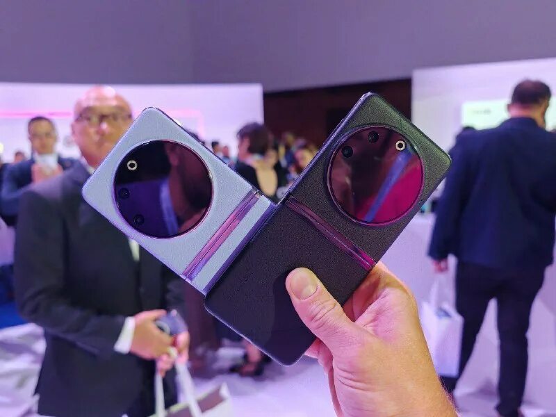 Автомобильный монитор challenger fd-5643. Phantom v flip дисплей. Phantom v flip дисплей. Самсунг z flip 2. Phantom v flip дисплей.